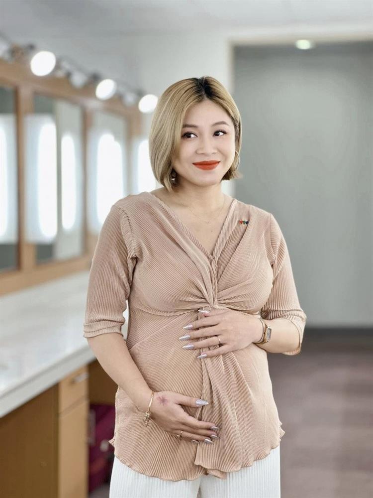 MC Hoàng Linh kín đáo khi lên sóng, dịu dàng khác hẳn vẻ chất chơi đời thường-8