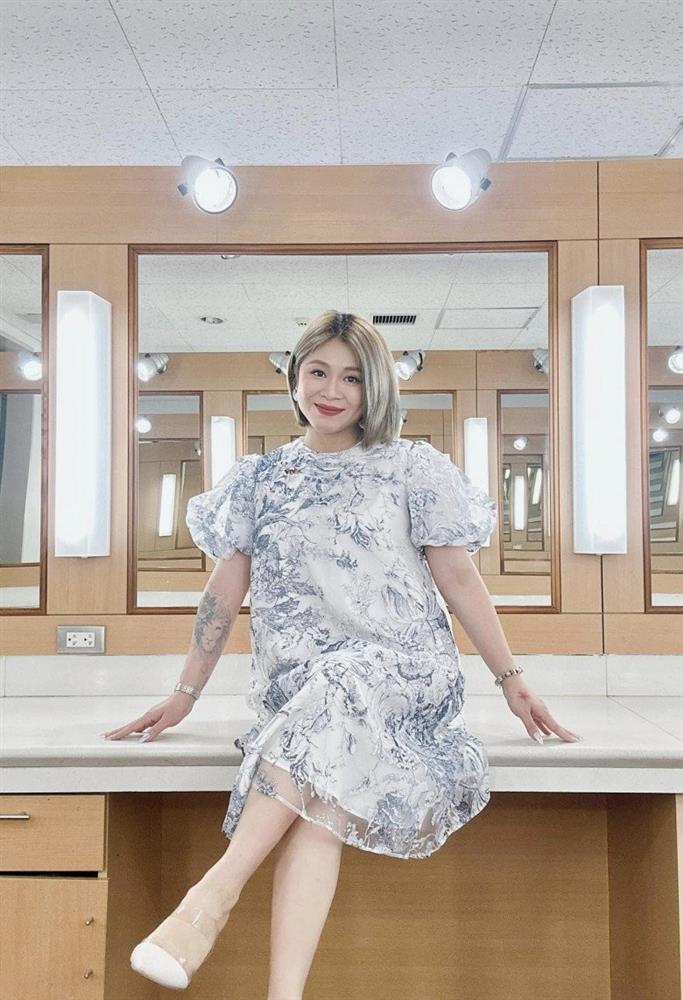 MC Hoàng Linh kín đáo khi lên sóng, dịu dàng khác hẳn vẻ chất chơi đời thường-9