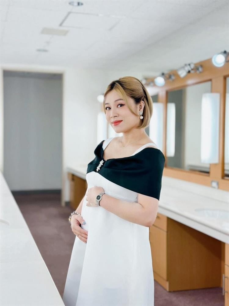 MC Hoàng Linh kín đáo khi lên sóng, dịu dàng khác hẳn vẻ chất chơi đời thường-10