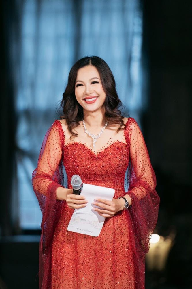 Hoa hậu giàu nhất Việt Nam ở nhà dát vàng, nhan sắc đẹp rạng ngời không chói loá-6
