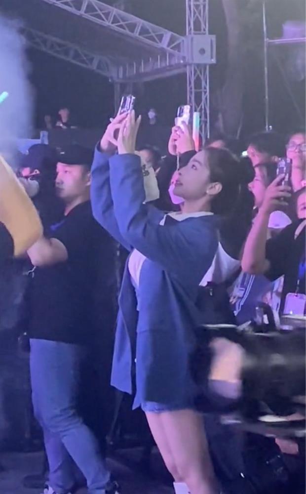 Bạn gái B Ray có sắc vóc thế nào khi lọt vào cam thường?-1