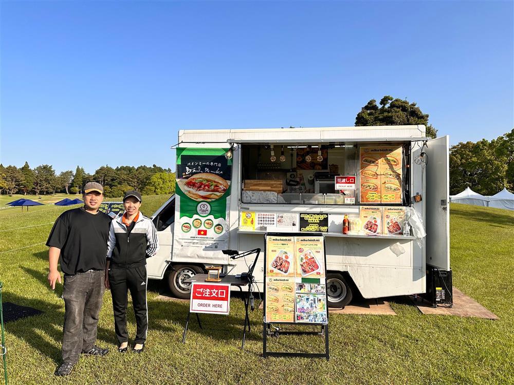 Vợ chồng Việt bán bánh mì giá 135.000 đồng, thực khách Nhật xếp hàng chờ mua-1