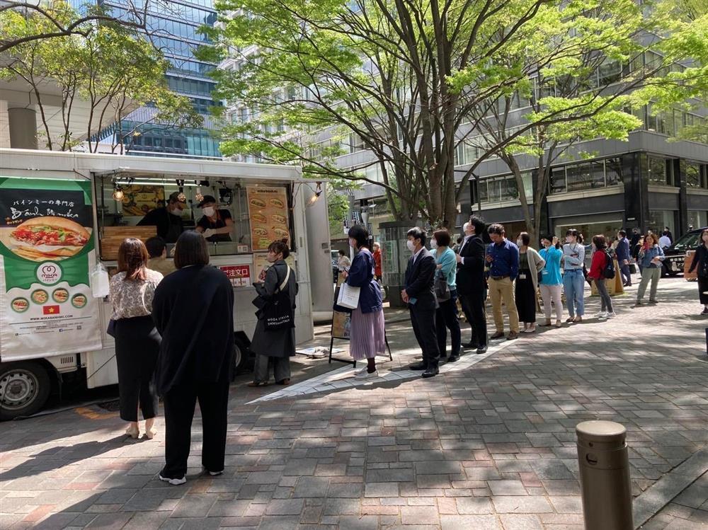 Vợ chồng Việt bán bánh mì giá 135.000 đồng, thực khách Nhật xếp hàng chờ mua-2