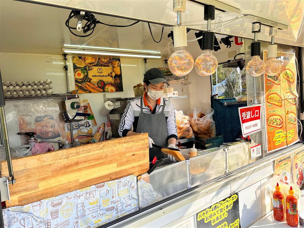Vợ chồng Việt bán bánh mì giá 135.000 đồng, thực khách Nhật xếp hàng chờ mua-3