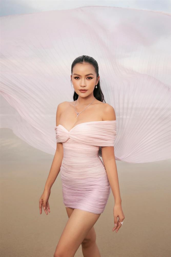 Hoa hậu Đỗ Thị Hà, Ngọc Châu vai trần gợi cảm-1