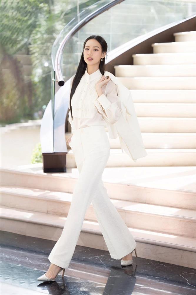 Hoa hậu Đỗ Thị Hà, Ngọc Châu vai trần gợi cảm-9