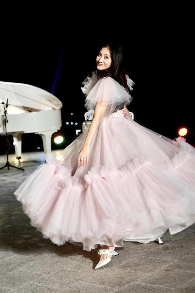 Khánh Thi có bầu lần 3 ở tuổi 41: Sắc vóc gợi cảm, chồng cưng chiều hết mực-13