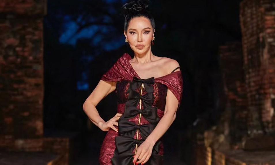 Hoa hậu Chuyển giới gây tranh cãi khi diễn catwalk lố lăng-1