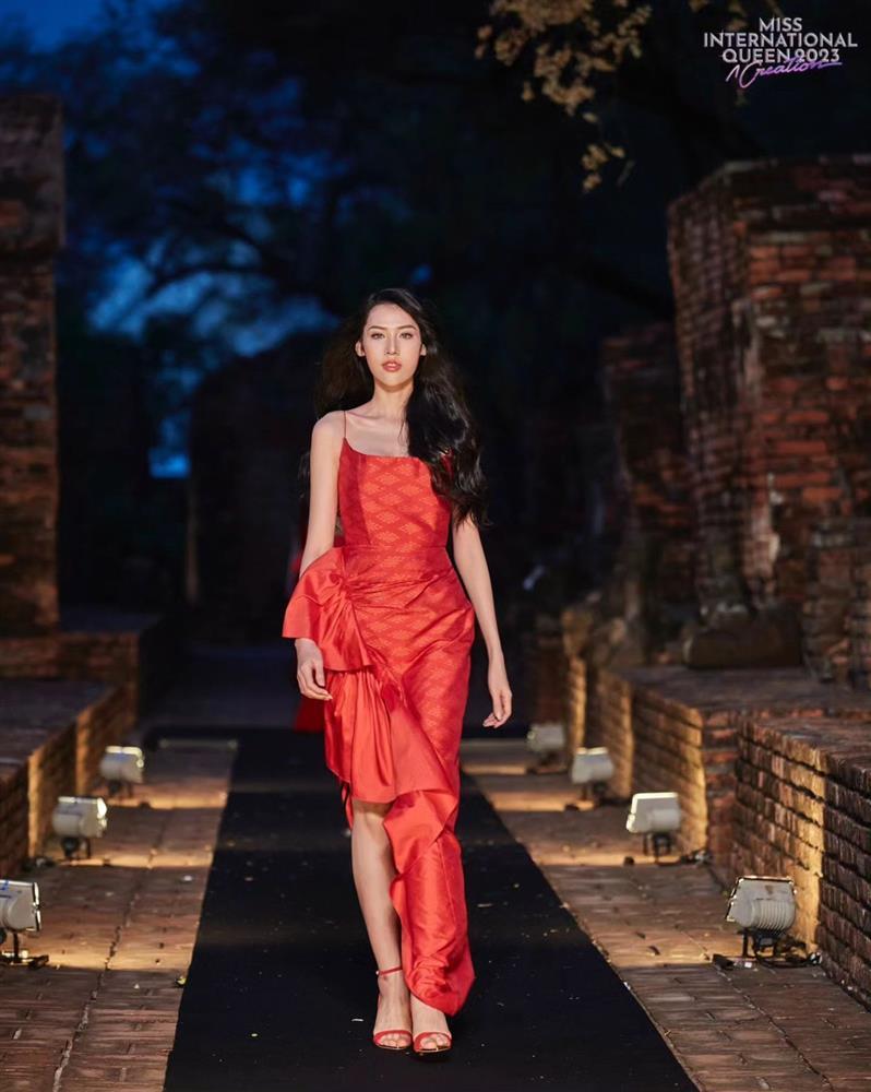 Hoa hậu Chuyển giới gây tranh cãi khi diễn catwalk lố lăng-3