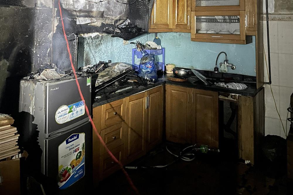 Giải cứu 5 người trong đám cháy nhà dân ở Hà Nội-1