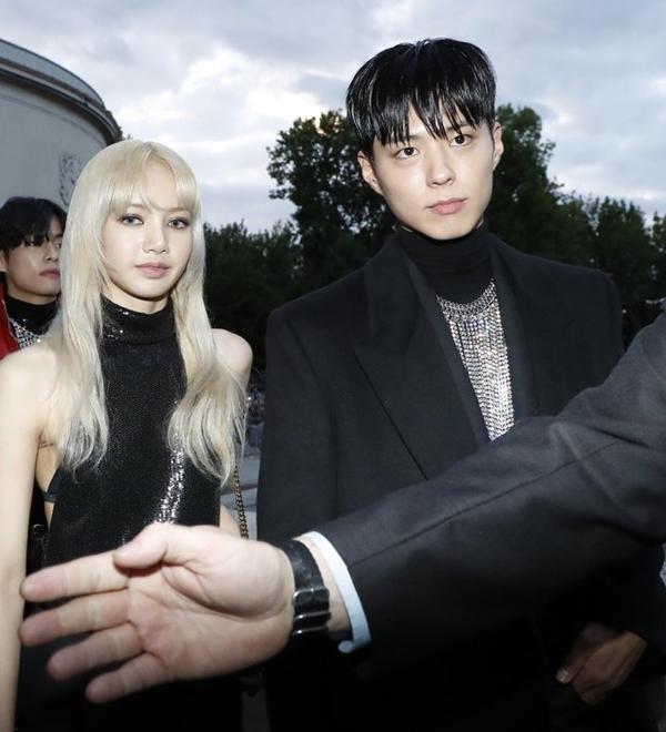 Thực hư bằng chứng Lisa hẹn hò Park Bo Gum ở concert-6