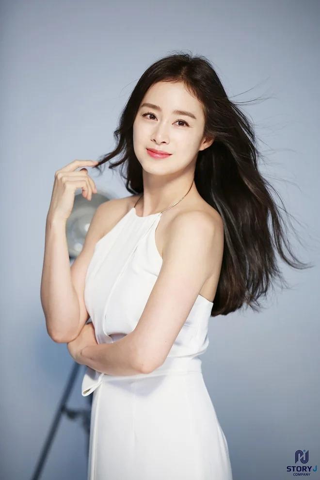 Kim Tae Hee ghi điểm vì chăm diện đồ trắng-2