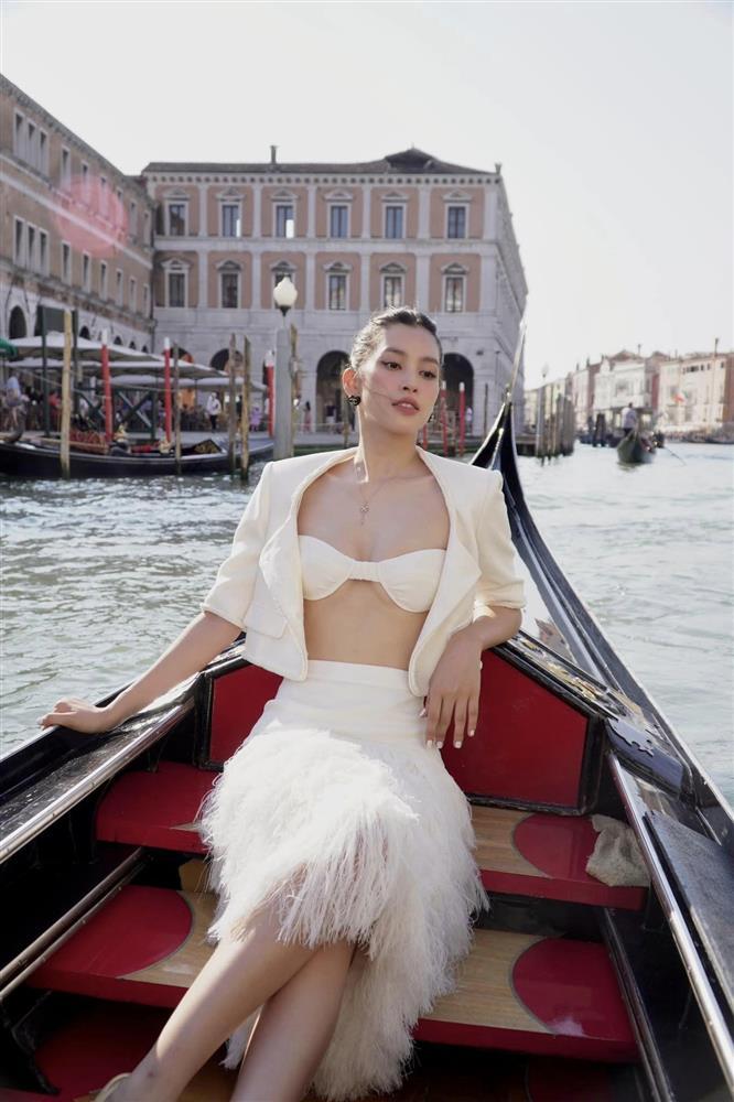 Hết thời hở nội y phản cảm, Tiểu Vy không thèm cài áo, thắp sáng con sông Ý-4