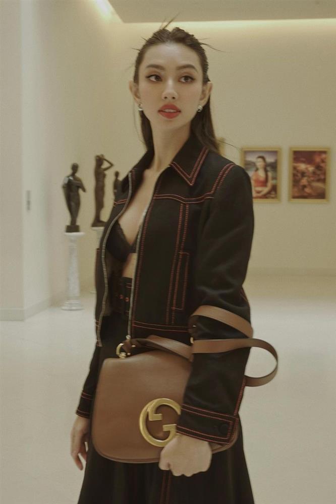 Hết thời hở nội y phản cảm, Tiểu Vy không thèm cài áo, thắp sáng con sông Ý-6