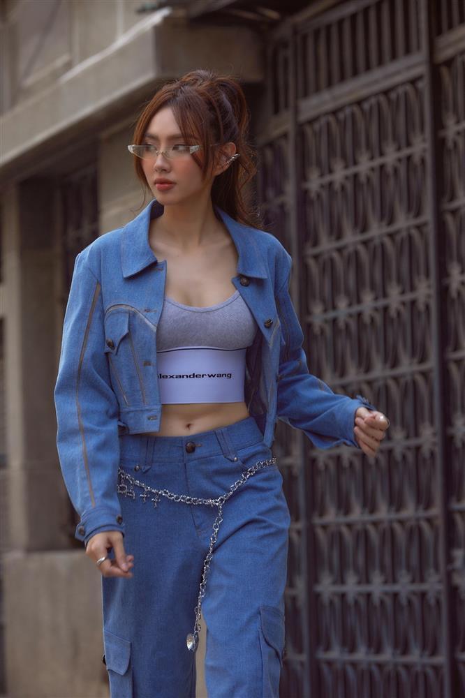 Hết thời hở nội y phản cảm, Tiểu Vy không thèm cài áo, thắp sáng con sông Ý-8