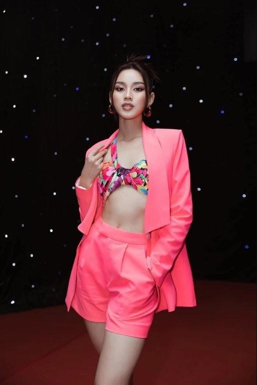 Hết thời hở nội y phản cảm, Tiểu Vy không thèm cài áo, thắp sáng con sông Ý-9