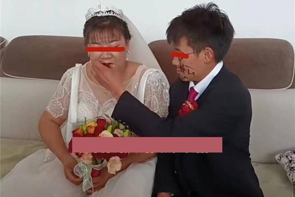 Cặp đôi yêu 8 năm ôm nhau khóc nức nở vì phải chia tay do tiền sính lễ-2