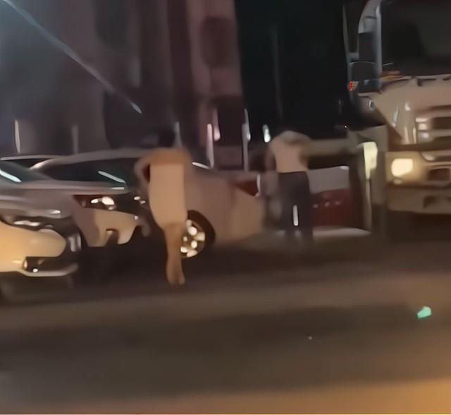 Vợ quấn độc khăn tắm, đuổi theo chồng từ khách sạn ra đường giữa đêm-1