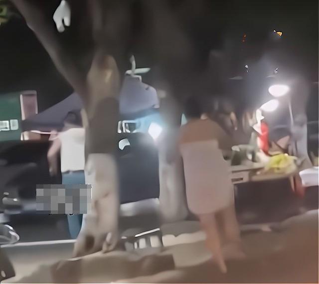 Vợ quấn độc khăn tắm, đuổi theo chồng từ khách sạn ra đường giữa đêm-2