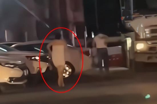 Vợ quấn độc khăn tắm, đuổi theo chồng từ khách sạn ra đường giữa đêm