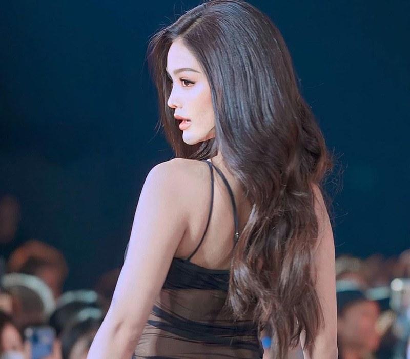 Váy tàng hình như lưới đánh cá được chị em lăng xê từ thảm đỏ đến vỉa hè-2