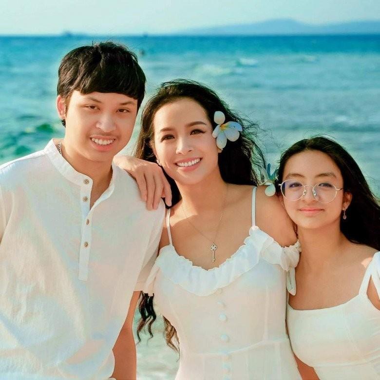 Cặp song sinh khuấy đảo làng mẫu Việt có 3 cô con gái mỹ nhân, chiều cao chênh lệch-13