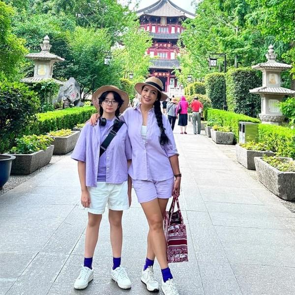 Cặp song sinh khuấy đảo làng mẫu Việt có 3 cô con gái mỹ nhân, chiều cao chênh lệch-12