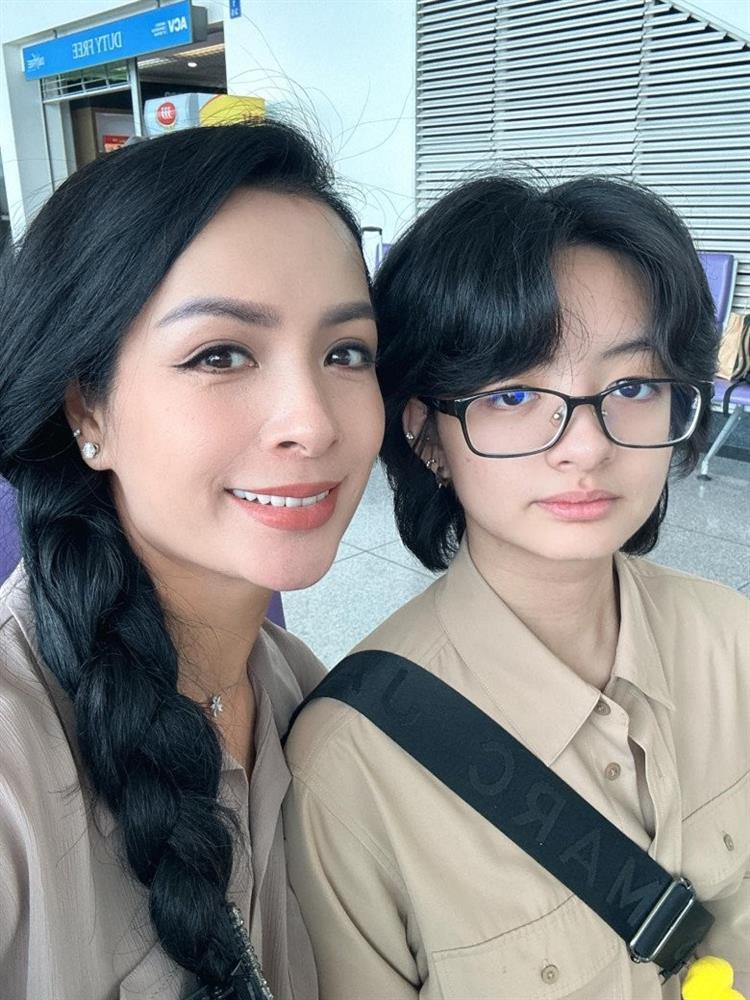 Cặp song sinh khuấy đảo làng mẫu Việt có 3 cô con gái mỹ nhân, chiều cao chênh lệch-11