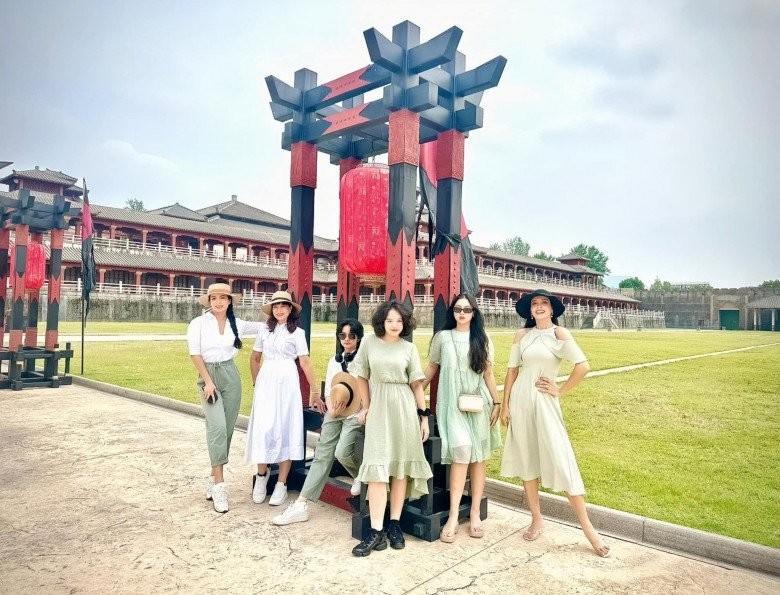 Cặp song sinh khuấy đảo làng mẫu Việt có 3 cô con gái mỹ nhân, chiều cao chênh lệch-1