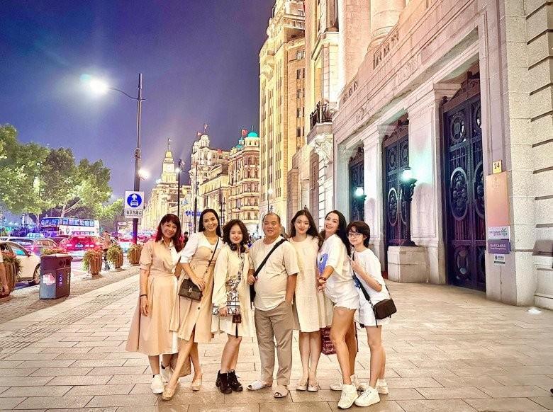 Cặp song sinh khuấy đảo làng mẫu Việt có 3 cô con gái mỹ nhân, chiều cao chênh lệch-5