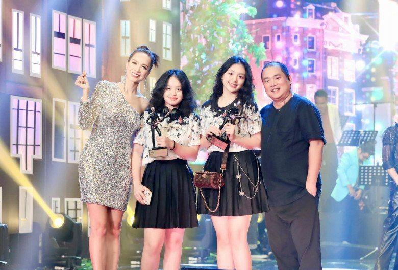 Cặp song sinh khuấy đảo làng mẫu Việt có 3 cô con gái mỹ nhân, chiều cao chênh lệch-9