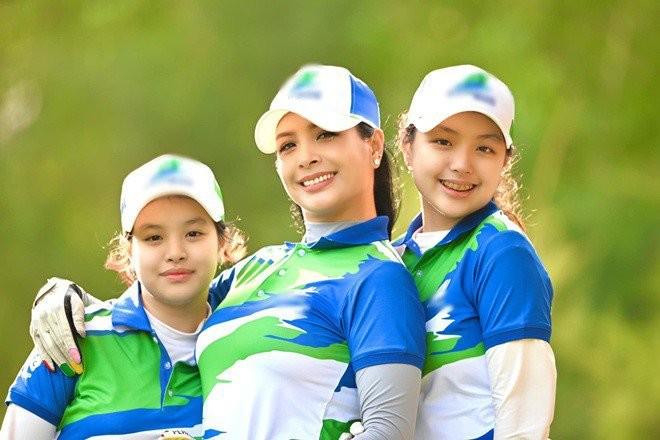 Cặp song sinh khuấy đảo làng mẫu Việt có 3 cô con gái mỹ nhân, chiều cao chênh lệch-8