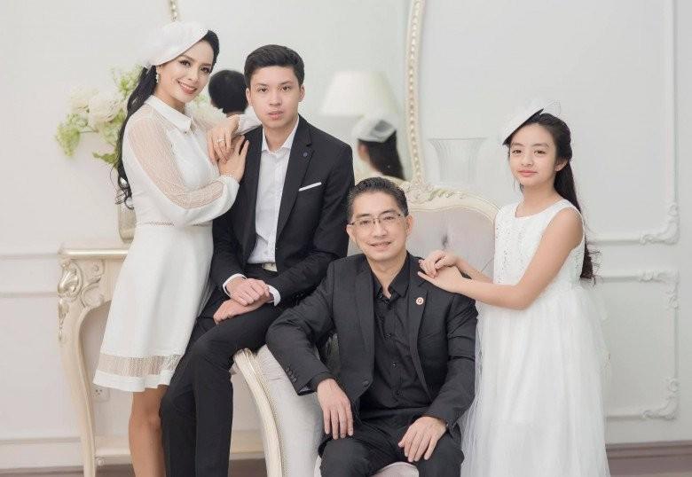 Cặp song sinh khuấy đảo làng mẫu Việt có 3 cô con gái mỹ nhân, chiều cao chênh lệch-10