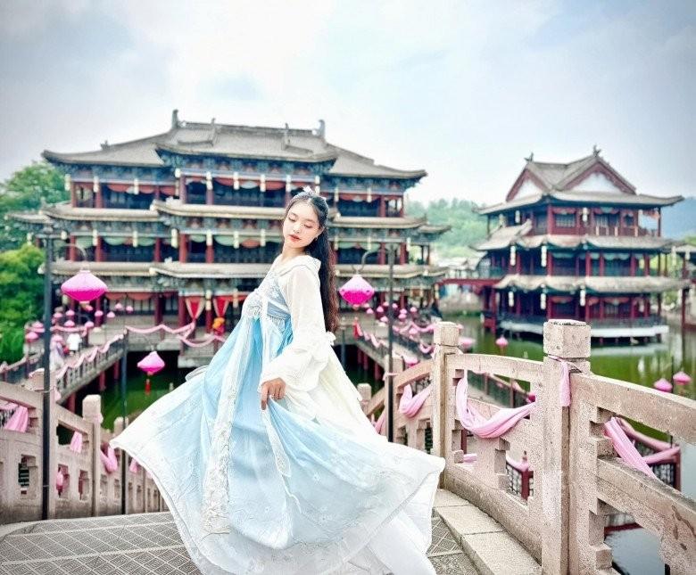 Cặp song sinh khuấy đảo làng mẫu Việt có 3 cô con gái mỹ nhân, chiều cao chênh lệch-7