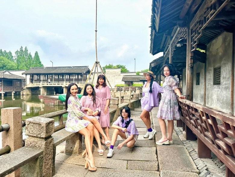 Cặp song sinh khuấy đảo làng mẫu Việt có 3 cô con gái mỹ nhân, chiều cao chênh lệch-2