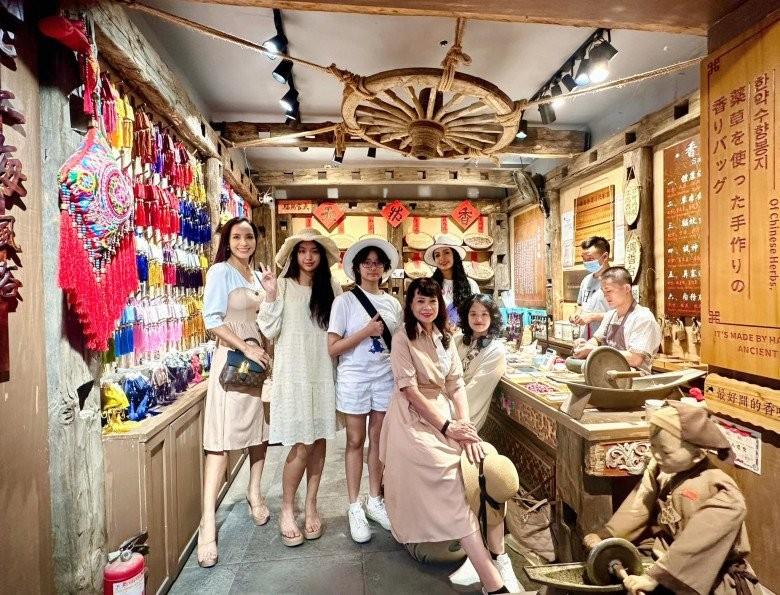 Cặp song sinh khuấy đảo làng mẫu Việt có 3 cô con gái mỹ nhân, chiều cao chênh lệch-3