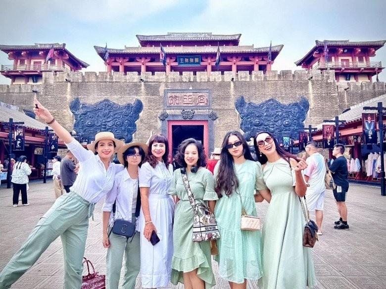 Cặp song sinh khuấy đảo làng mẫu Việt có 3 cô con gái mỹ nhân, chiều cao chênh lệch-4