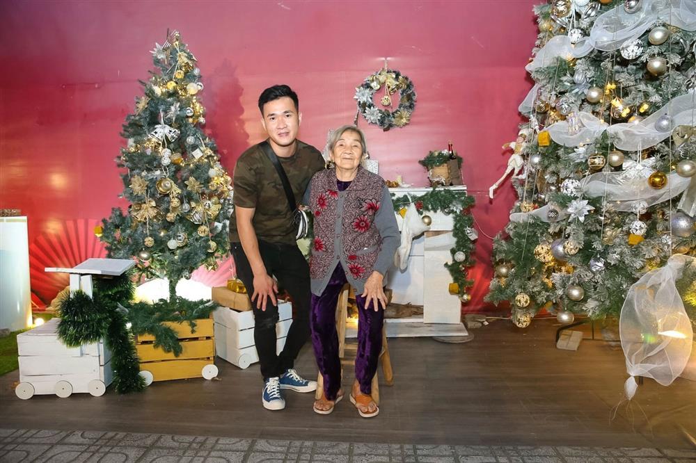 Bà ngoại dốc gia tài là cuộn tiền cũ cho cháu trai đi Nhật-1