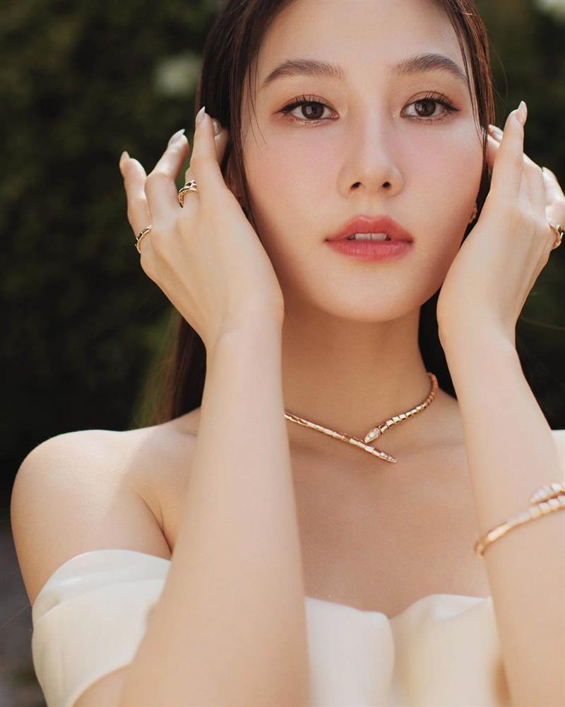 Diễm My 9X bẻ cong cơ thể giữa công viên, chuốt thân hình búp bê-1