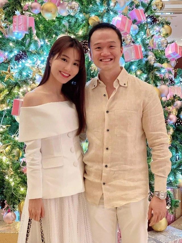 Diễm My 9X bẻ cong cơ thể giữa công viên, chuốt thân hình búp bê-3