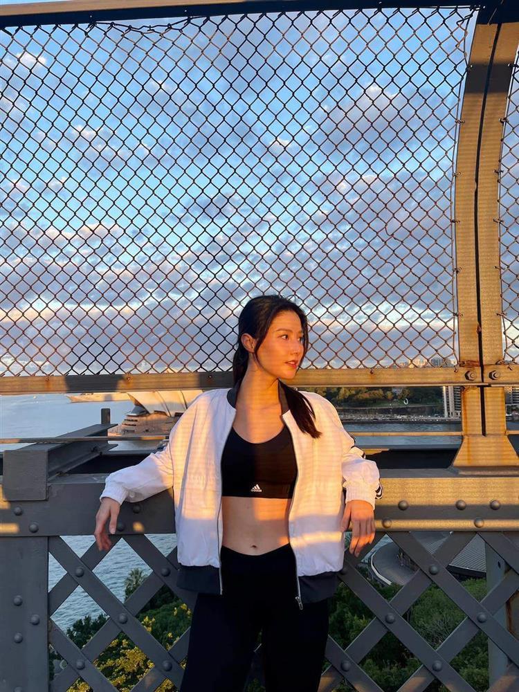 Diễm My 9X bẻ cong cơ thể giữa công viên, chuốt thân hình búp bê-6