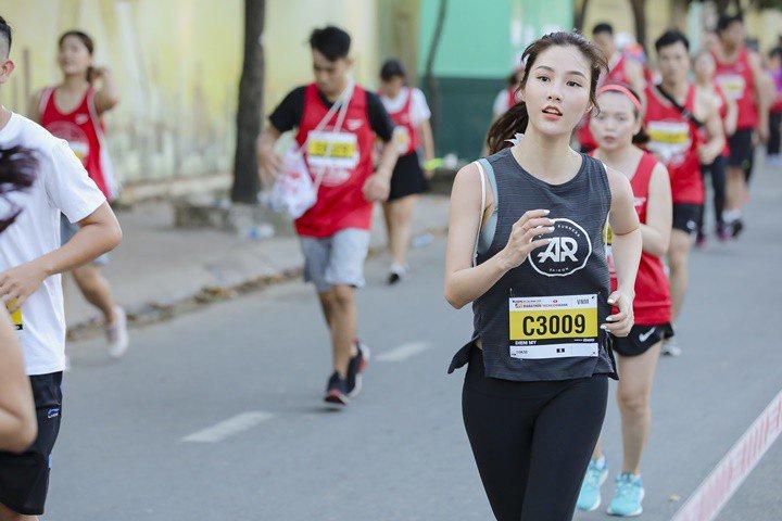 Diễm My 9X bẻ cong cơ thể giữa công viên, chuốt thân hình búp bê-11