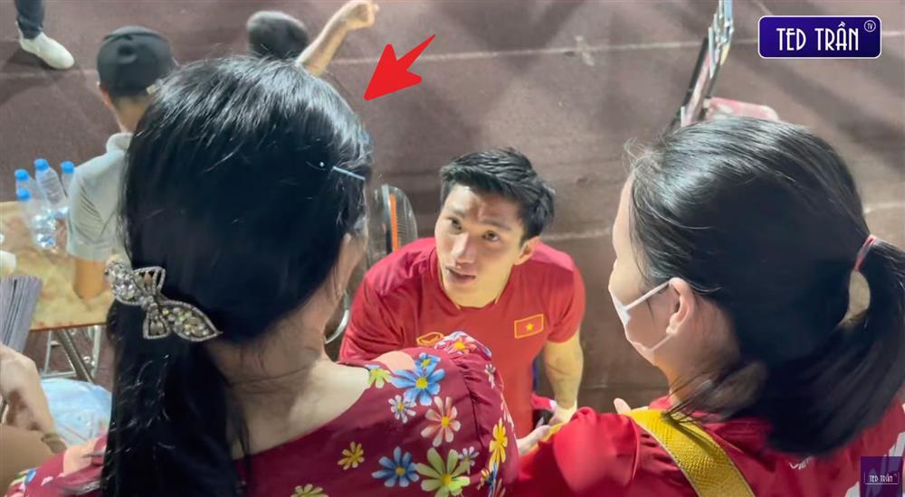 Hành động đặc biệt của Đoàn Văn Hậu với bạn gái trước mặt bố mẹ-2