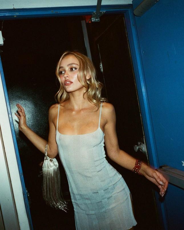 Bóc giá bộ đồ gây sóng gió cho Jennie (BlackPink) trong phim 18+-2