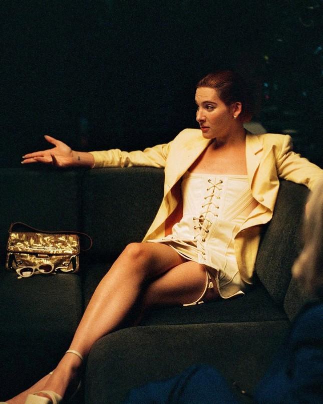 Bóc giá bộ đồ gây sóng gió cho Jennie (BlackPink) trong phim 18+-7