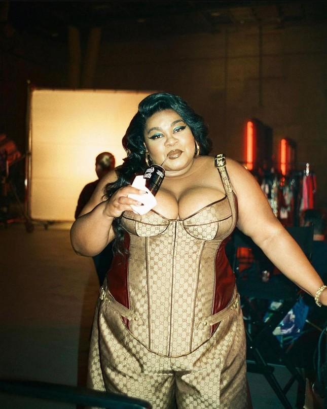 Bóc giá bộ đồ gây sóng gió cho Jennie (BlackPink) trong phim 18+-9