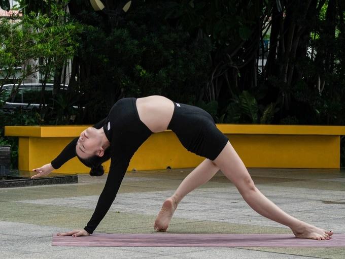 Mẹ một con Trà Ngọc Hằng khoe 3 vòng nóng bỏng với tư thế yoga khó-1