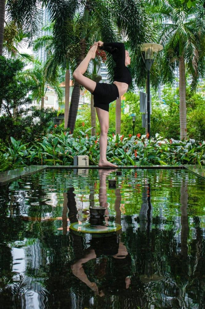 Mẹ một con Trà Ngọc Hằng khoe 3 vòng nóng bỏng với tư thế yoga khó-2