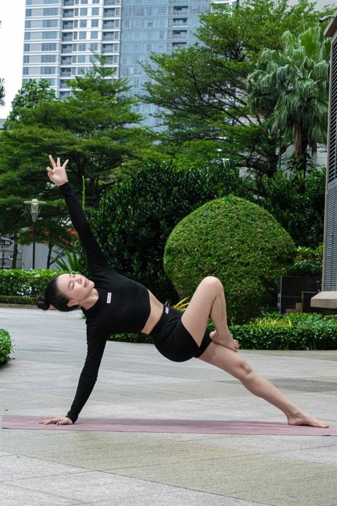 Mẹ một con Trà Ngọc Hằng khoe 3 vòng nóng bỏng với tư thế yoga khó-3