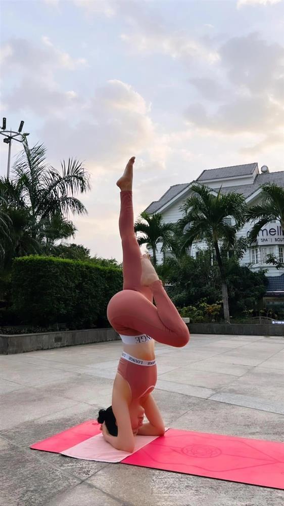 Mẹ một con Trà Ngọc Hằng khoe 3 vòng nóng bỏng với tư thế yoga khó-6